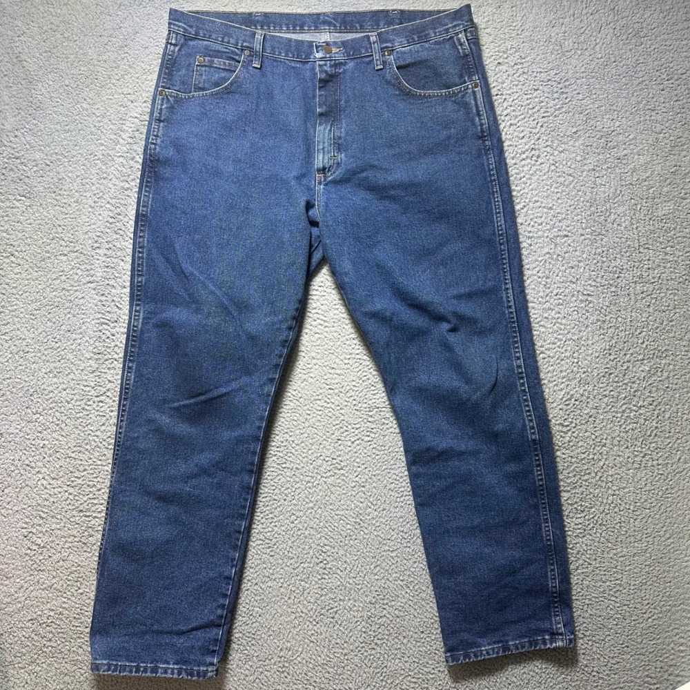 Wrangler Rugged Wear Mens Jeans 40x32 Blue Denim Straight Fit Med Wash Work Jean